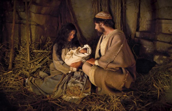 nativity-scene-mary-joseph-baby-jesus-1326846-gallery-e1418780790185